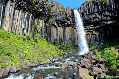 Svatifoss Wasserfall auf Island mit beeindruckenden Basaltsäulen