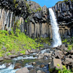 Der von Basaltsäulen eingebettete Wasserfall Svaritfoss, Island
